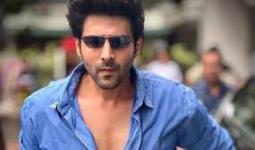 बॉलीवुड स्टार कार्तिक आर्यन ने अहमदाबाद में उठाया जलेबी और कुरकुरे फाफड़ा का लुत्फ