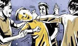 अश्लील इशारा करने वाले युवक पर टूटी सोशल मीडिया इन्फ्लुएंसर, सरेराह जमकर की धुनाई