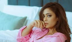 पिंक नाइटसूट में श्वेता तिवारी ने लूटी महफ़िल; वायरल तस्वीरों पर यूजर्स ने बरसाए दिल और शायरी