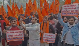 गाजियाबाद में हिंदू संगठनों का जिला अधिकारी कार्यालय पर धरना, पिंकी चौधरी के समर्थन में प्रदर्शन