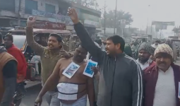 मुजफ्फरनगर: मृतक सोनू कश्यप के समर्थन में पुलकित कश्यप ने अर्धनग्न प्रदर्शन किया