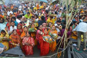 उत्तर प्रदेश में डाला छठ का समापन: लाखों व्रतियों ने उदीयमान सूर्य को दिया अर्घ्य, भक्ति और आस्था में डूबा प्रदेश