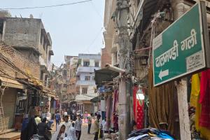 वाराणसी में दालमंडी की गलियों को चौड़ा करने का अभियान शुरू, मकान ढहाने शुरू,आज फिर चलेगा बुलडोजर