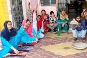 मुजफ्फरनगर: तीन माह से वेतन नहीं मिलने से सफाई कर्मचारियों की दीपावली फीकी, सीएमओ कार्यालय पर डटे