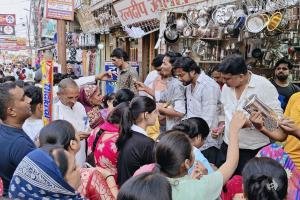 मुज़फ्फरनगर में धनतेरस पर जमकर हुई 'धनवर्षा', करोड़ों का कारोबार, सुरक्षा के लिए 20 जोन-21 सेक्टर में बंटा ज़िला