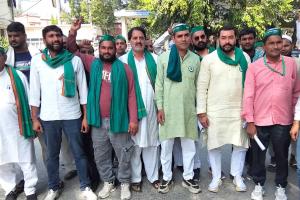 सहारनपुर में किसानों का प्रदर्शन, भाकियू (रक्षक) ने डीएम को सौंपा ज्ञापन