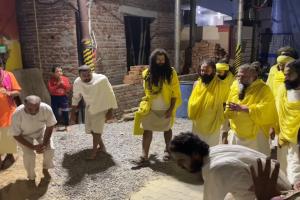 स्वास्थ्य लाभ के बाद प्रेमानंद महाराज ने भक्तों को दिए दर्शन, आश्रम के चारों ओर लगाई परिक्रमा, 'राधे-राधे' के जयकारों से गूंजा पूरा मार्ग