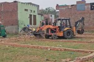 अमरोहा में प्रशासन की बड़ी कार्रवाई! अवैध प्लाटिंग पर चला बुलडोज़र, कई प्लॉट जमींदोज़