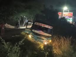 एटा में दर्दनाक बस हादसा: ड्राइवर भागने की कोशिश में बस गहरे गड्ढे में पलटी, कई यात्री घायल