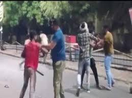 उन्नाव में सड़क पर हंगामा! अस्पताल के बाहर युवक का प्रदर्शन | Viral Video 2025