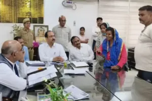 मां को पीटा, रुपये छीने और निकाला घर से बाहर,बेटे-बहू की करतूत; DM ने लिया एक्शन,बुजुर्ग को मिला सम्मान