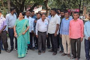 मेरठ-पौड़ी नेशनल हाईवे पर ग्रामीणों का धरना: अंडरपास की मांग लेकर डीएम को सौंपा ज्ञापन