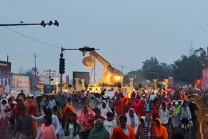 अयोध्या में 14 कोसी परिक्रमा में उमड़ी भारी भीड़, बारिश के बावजूद श्रद्धालुओं का उत्साह बरकरार