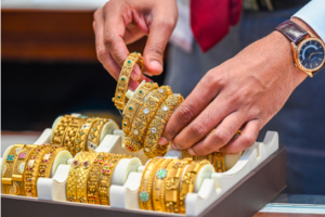 अमेरिकी डॉलर मजबूती के बीच सोना और चांदी की कीमतों में गिरावट, एमसीएक्स पर शुरुआती लेवल कम