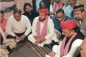 फतेहपुर में बड़ा सियासी घमासान: अखिलेश यादव पहुंचे मृतक लेखपाल के घर, 'सिस्टम की प्रताड़ना' का लगाया आरोप
