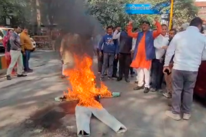 गाजियाबाद में ब्राह्मण महासभा ने संतोष वर्मा के बयान के विरोध में फूंका पुतला