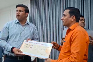 गाज़ियाबाद में उत्कृष्ट प्रदर्शन करने वाले बीएलओज़ को जिला प्रशासन ने किया सम्मानित