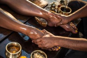 मन, इंद्री और आत्मा को संतुलित करता है पादाभ्यंग, जानें किस तेल से मिलेंगे कितने लाभ