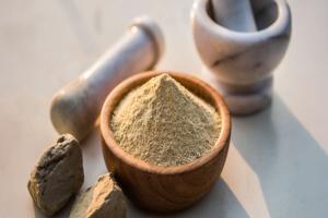 चेहरे से जुड़े हर मर्ज की दवा है मुल्तानी मिट्टी, जानें इस्तेमाल करने का सही तरीका 