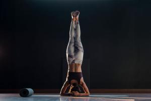 नियमित शीर्षासन से पाएं शारीरिक और मानसिक स्वास्थ्य का वरदान 