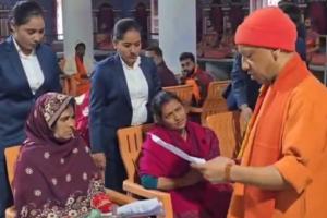 बिना चिंता कराएं इलाज, सरकार करेगी भरपूर आर्थिक मदद, योगी आदित्यनाथ ने दिया आश्वासन 