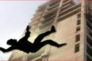 नोएडा में मजदूर की ऊँचाई से गिरने से मौत, निठारी गांव में अज्ञात व्यक्ति का शव बरामद