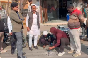 शामली में नगर पालिका द्वारा बनाई गई हॉट मिक्स सड़कों की डीएम के आदेश पर की गई जांच, सभासदों ने की थी शिकायत