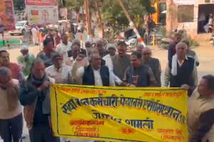 प्रधानमंत्री से आठवें वेतन आयोग में पेंशनरों को लाभ देने की मांग, शामली में सेवानिवृत्त कर्मचारी कलेक्ट्रेट पहुंचे