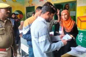 सहारनपुर नगरायुक्त शिपू गिरि ने मतदान केंद्रों का निरीक्षण कर SIR फार्म जमा प्रक्रिया में तेजी लाने के निर्देश दिए