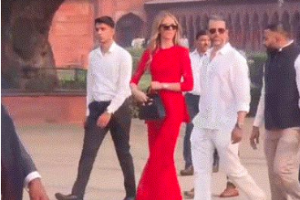 ट्रम्प के बेटे ने गर्लफ्रेंड के साथ ताजमहल का किया दौरा, डायना बेंच पर खिंचवाई फोटो