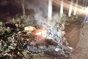 भीषण हादसा: पिकअप से टकराई बाइक में लगी आग, शादी का कार्ड बांटकर लौट रहे दो चचेरे भाइयों की मौत