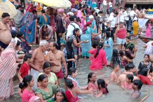 काशी में हरि प्रबोधिनी एकादशी पर गंगा तट पर आस्था का सैलाब, शाम को तुलसी–शालिग्राम विवाह