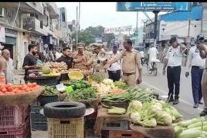 मुजफ्फरनगर में अतिक्रमण पर चला चाबुक, जिला अस्पताल गेट के बाहर की दुकानें हटीं, पालिका ने दी चेतावनी