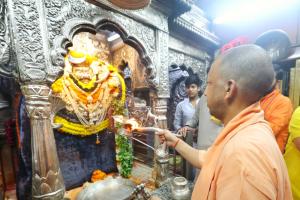 मुख्यमंत्री योगी आदित्यनाथ ने काशी विश्वनाथ और कालभैरव मंदिर में किया पूजन, प्रदेश की सुख-शांति की कामना 