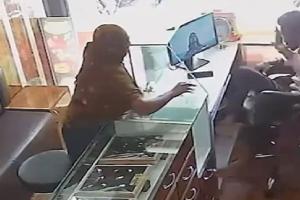 20 सेकंड में 20 थप्पड़! अहमदाबाद में ज्वैलर ने लुटेरी महिला को मिर्ची पाउडर फेंकने के बाद रंगे हाथ पकड़ा