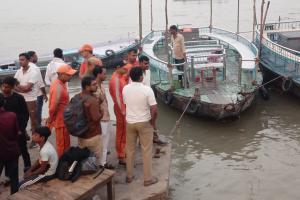 वाराणसी में गंगा स्नान के दौरान दो युवक डूबे, एक की तलाश जारी