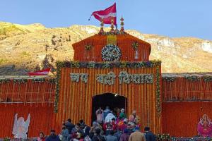 बदरीनाथ धाम के कपाट बंद, श्रद्धालुओं ने बदरी विशाल के जयकारों के बीच शीतकालीन पूजा में लिया हिस्सा