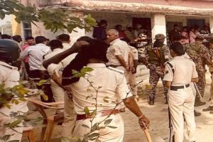 बिहार चुनाव 2025: दरभंगा में बुजुर्ग के खिलाफ वोट दबाने पर बवाल; पत्थरबाज़ी की अफवाह, पुलिस ने दो को पकड़ा