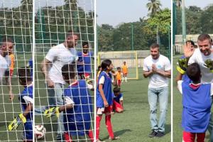 मुंबई में बच्चों संग फुटबॉल खेलते दिखे डेविड बेकहम; नन्हे गोलकीपर को छकाकर गोल दागा, फिर हाथ जोड़कर मांगी माफी