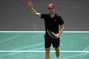 जैनिक सिनर ने बेन शेल्टन को हराकर पेरिस मास्टर्स सेमीफाइनल में जगह बनाई