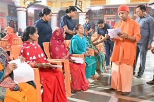 CM योगी का लगा जनता दरबार,सुनी लोगों की समस्याएं,बोले-जरूरतमंद को मिलेगा आवास, बिटिया की शादी में भी होगी मदद