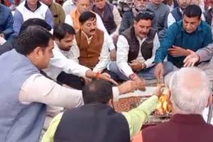 फिल्म अभिनेता धर्मेंद्र को नम आंखों से विदाई: बिजनौर में जिला पंचायत अध्यक्ष के कैंप कार्यालय पर हुई भावुक शोकसभा