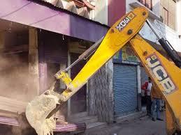 आगरा में JCB पर चढ़े दुकानदार! अतिक्रमण हटाने पहुंची टीम से भिड़ंत!