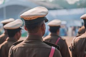 राजस्थान में शादी में ‘फर्जी पुलिस अधिकारी’ बनकर पहुंचे तीन युवक गिरफ्तार, लाल-नीली बत्ती वाली कार से खुला पूरा खेल