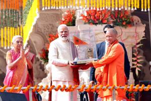 ऐतिहासिक पल का साक्षी बना देश: पूर्ण हुआ रामलला का भव्य मंदिर, पीएम मोदी ने फहराई धर्म ध्वजा