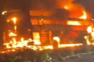 चलती बस में लगी भीषण आग, चालक की सूझबूझ से टली बड़ी त्रासदी – 45 यात्री सुरक्षित