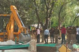 हरिद्वार में अवैध मजार पर प्रशासन का बुलडोजर - पुरानी-नई गंगनहर के बीच हटाया गया 