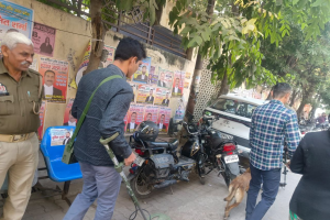 मेरठ कचहरी परिसर में डॉग स्क्वायड और एएस चेक टीम ने सुरक्षा व्यवस्था का निरीक्षण किया