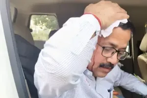 बुलडोजर लेकर पहुंचे नायब तहसीलदार पर हमला, सिर फटा; भीड़ ने तीन झोपड़ियों में आग लगाई