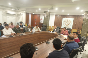 मेरठ में जिलाधिकारी की अध्यक्षता में व्यापार बन्धु बैठक, व्यापारियों की समस्याओं का किया समाधान